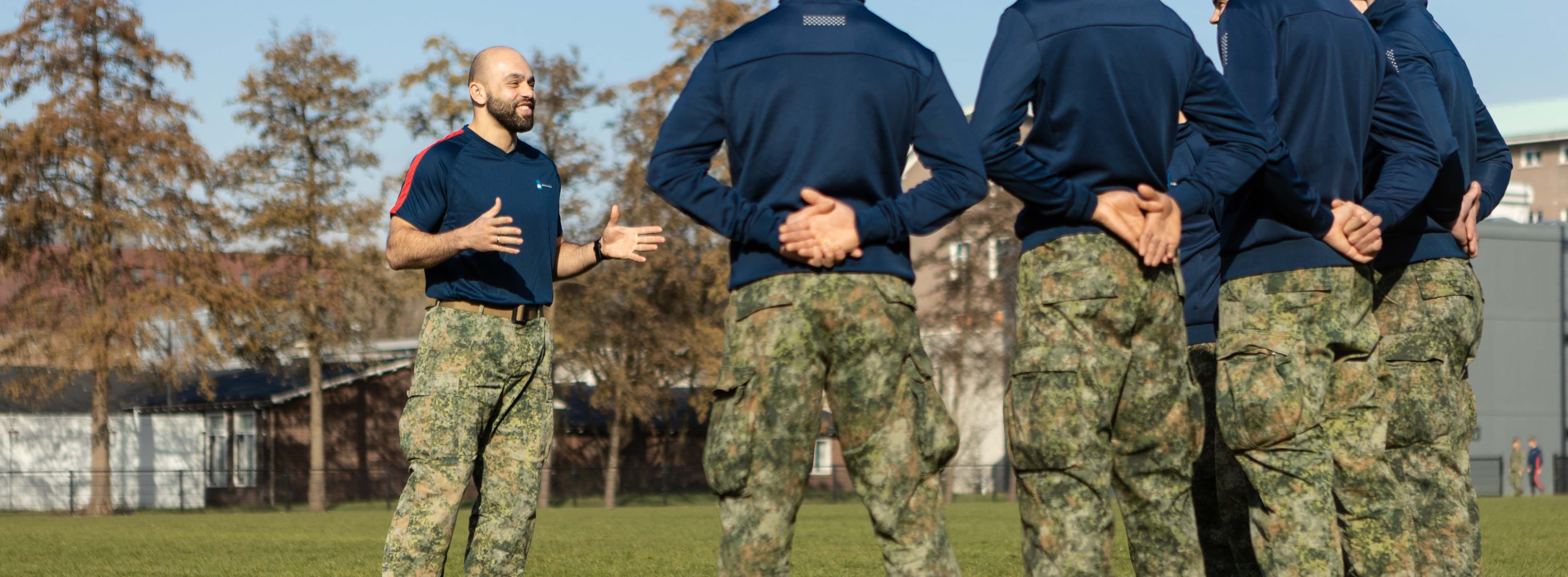 Guido Vols instrueert militairen op het veld